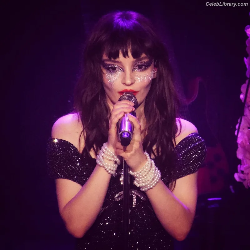 Lauren Mayberry photo 6 of 1227