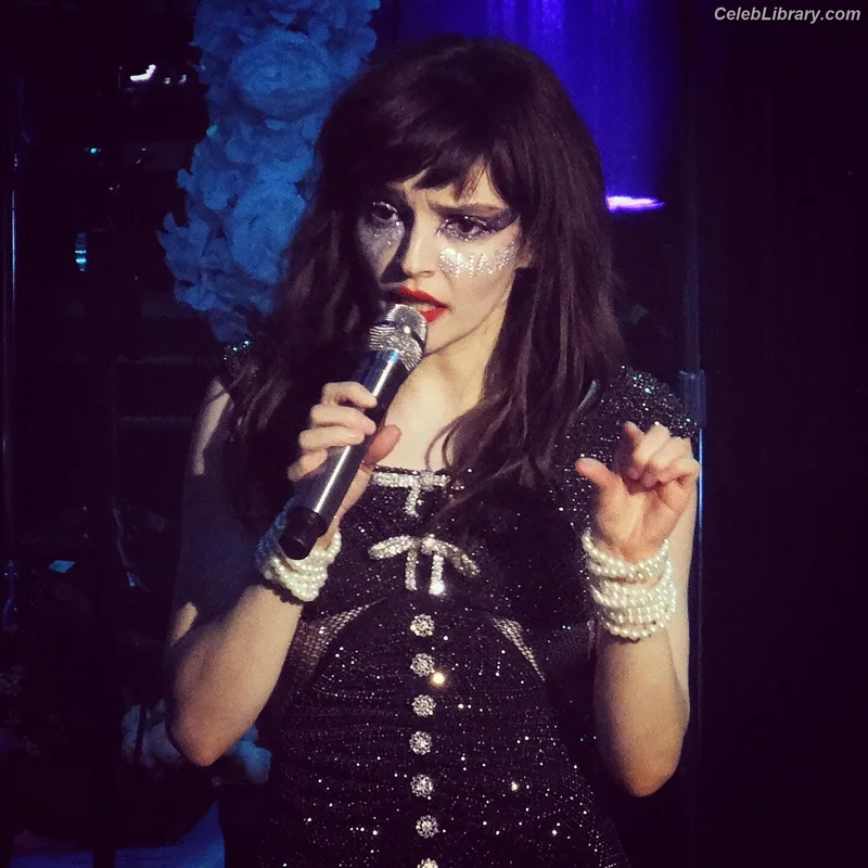 Lauren Mayberry photo 7 of 1227