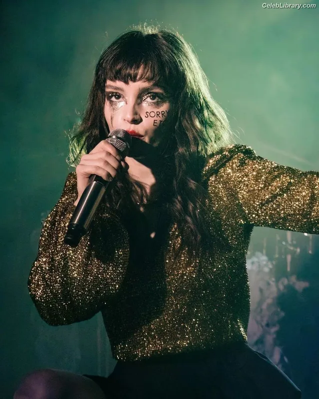 Lauren Mayberry photo 1 of 1227
