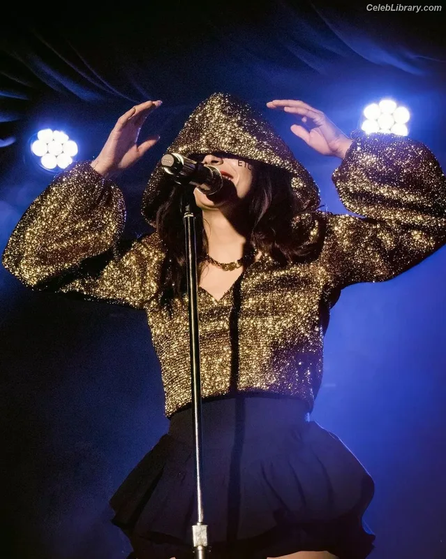 Lauren Mayberry photo 2 of 1227