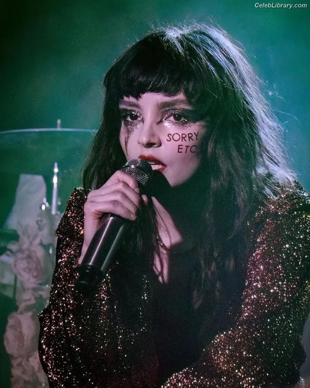 Lauren Mayberry photo 5 of 1227