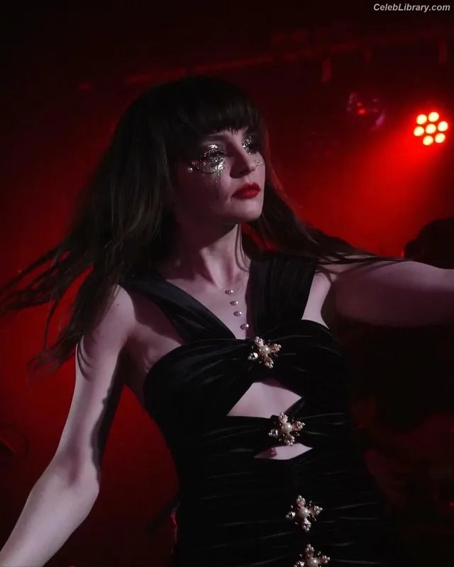 Lauren Mayberry photo 7 of 1227
