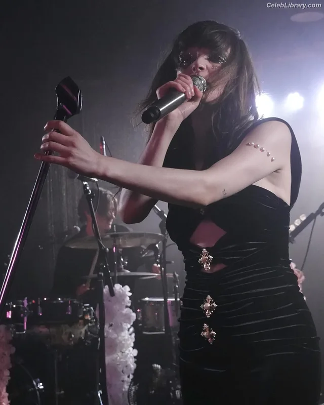 Lauren Mayberry photo 9 of 1227