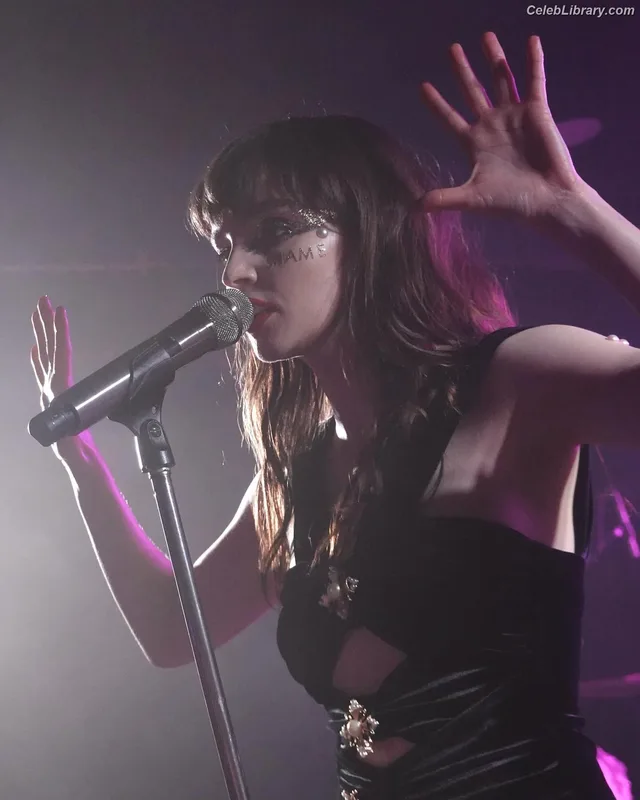 Lauren Mayberry photo 10 of 1227