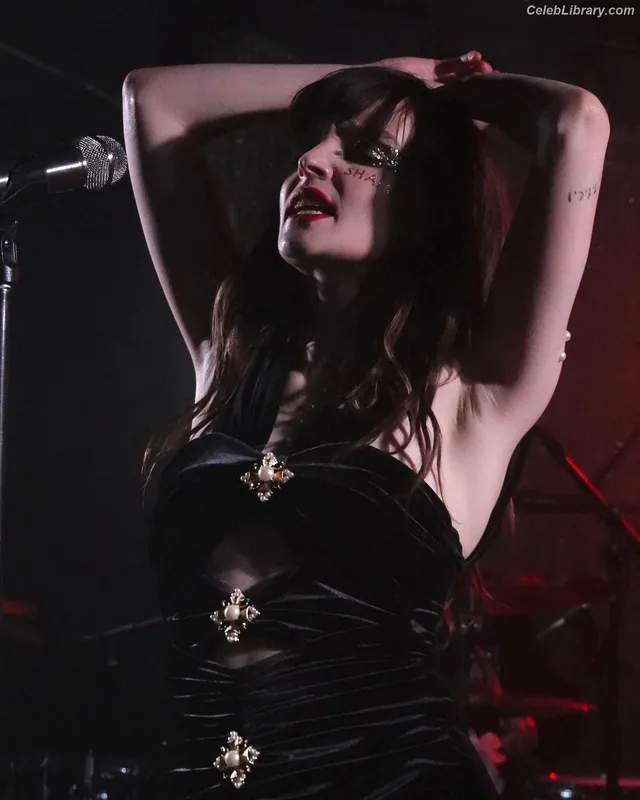 Lauren Mayberry photo 11 of 1227