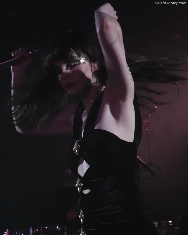 Lauren Mayberry photo 12 of 1227