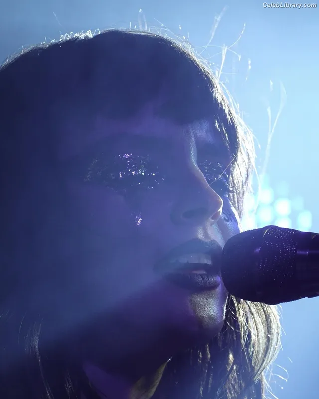 Lauren Mayberry photo 14 of 1227
