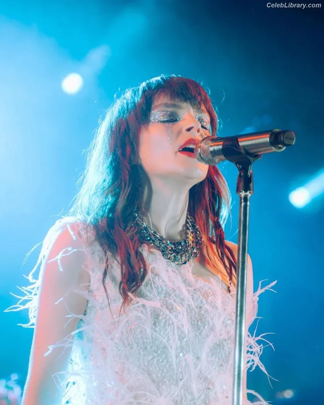 Lauren Mayberry photo 24 of 1227