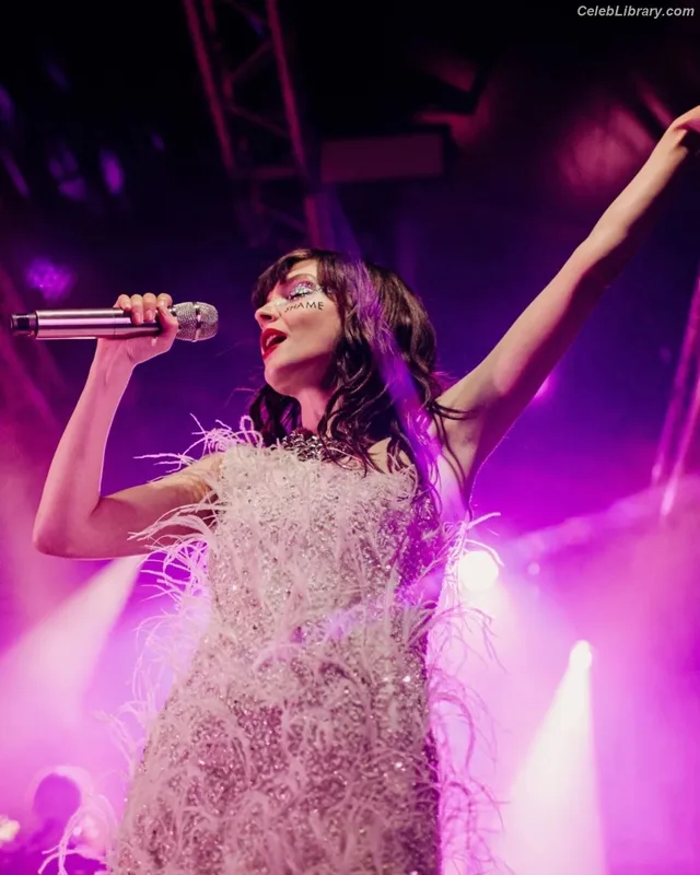 Lauren Mayberry photo 2 of 1227