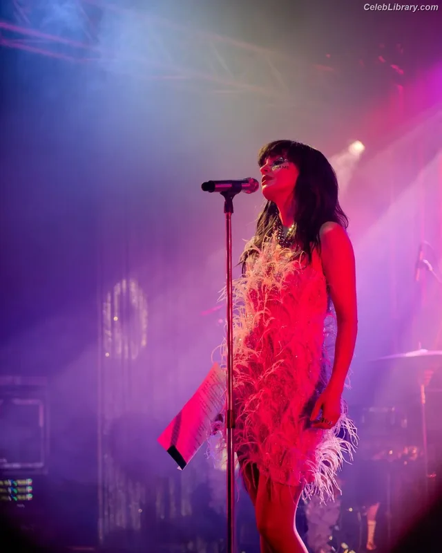 Lauren Mayberry photo 11 of 1227