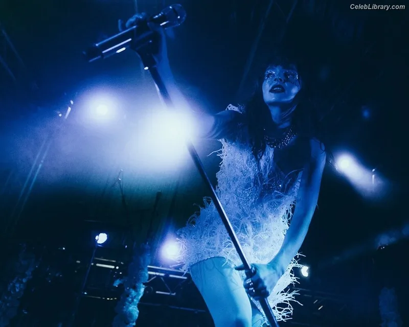 Lauren Mayberry photo 14 of 1227