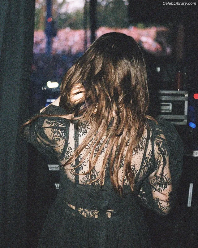 Lauren Mayberry photo 11 of 1227