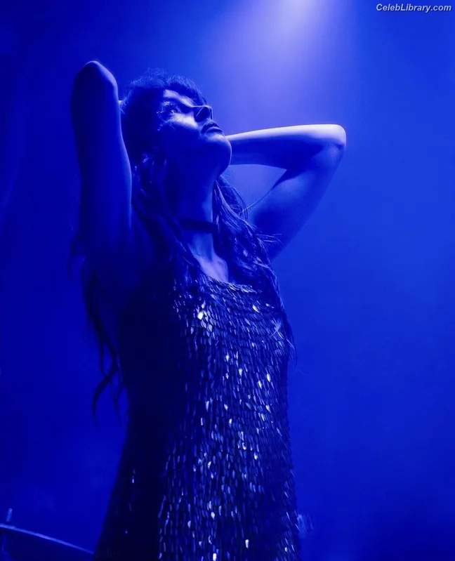 Lauren Mayberry photo 17 of 1227