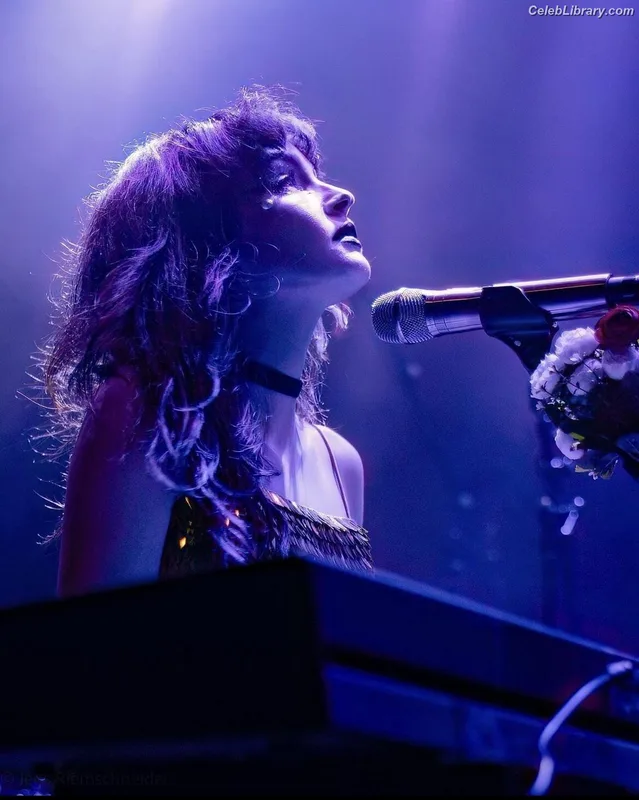 Lauren Mayberry photo 19 of 1227