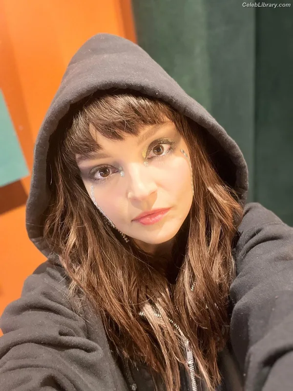 Lauren Mayberry photo 1 of 1227
