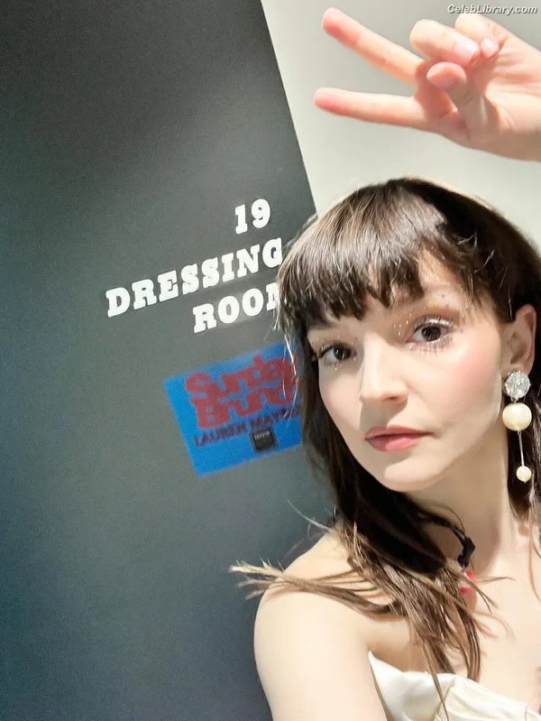 Lauren Mayberry photo 2 of 1227