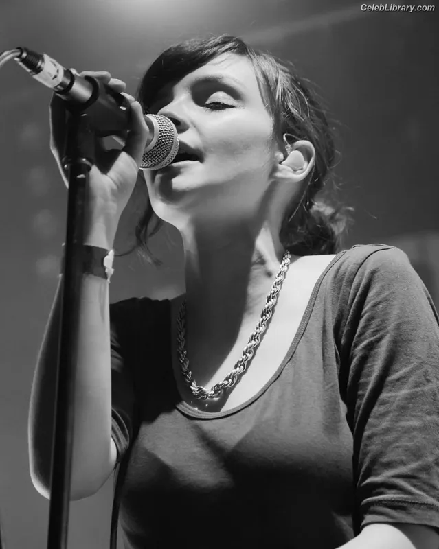 Lauren Mayberry photo 5 of 1227