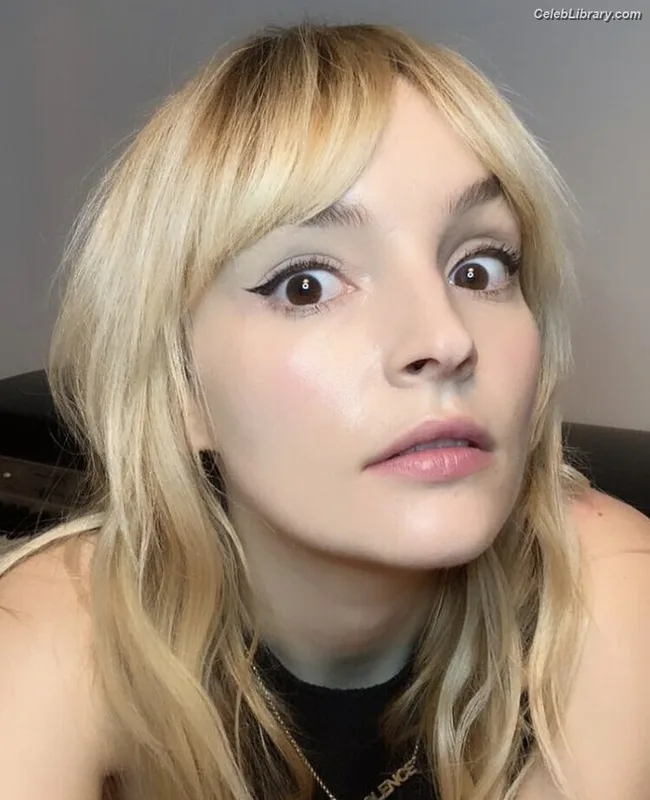 Lauren Mayberry photo 14 of 1227