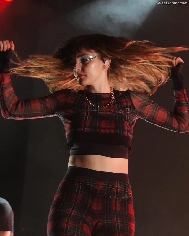 Lauren Mayberry photo 16 of 1227