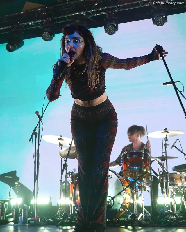 Lauren Mayberry photo 18 of 1227
