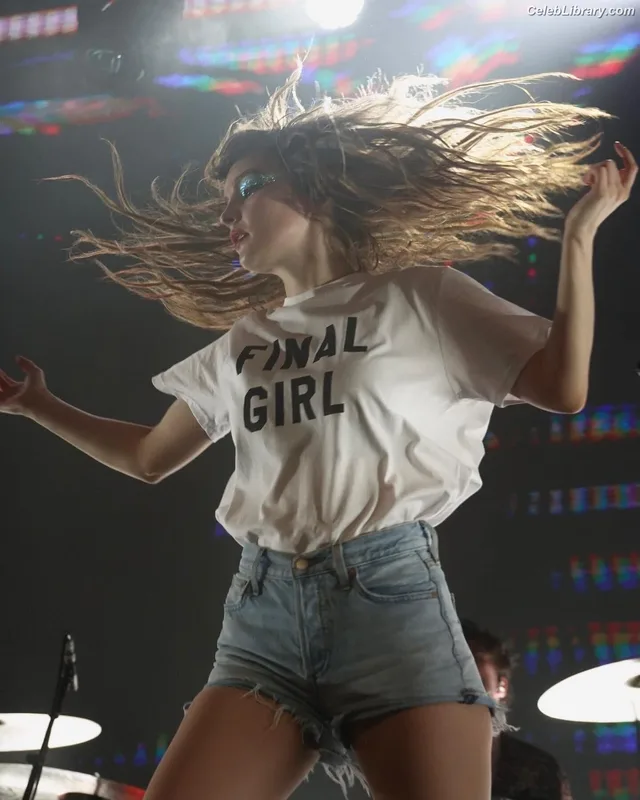 Lauren Mayberry photo 1 of 1227