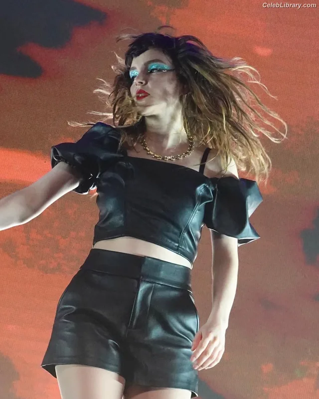 Lauren Mayberry photo 3 of 1227