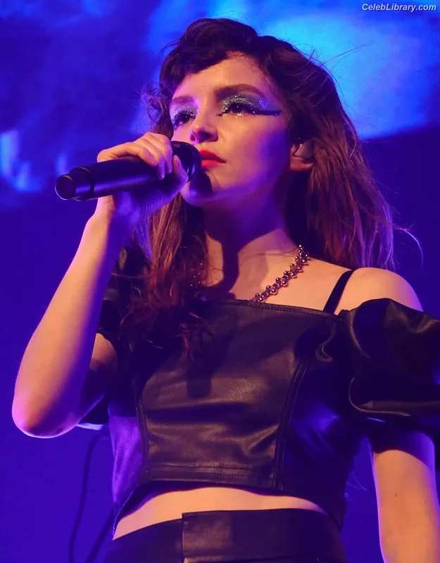 Lauren Mayberry photo 4 of 1227