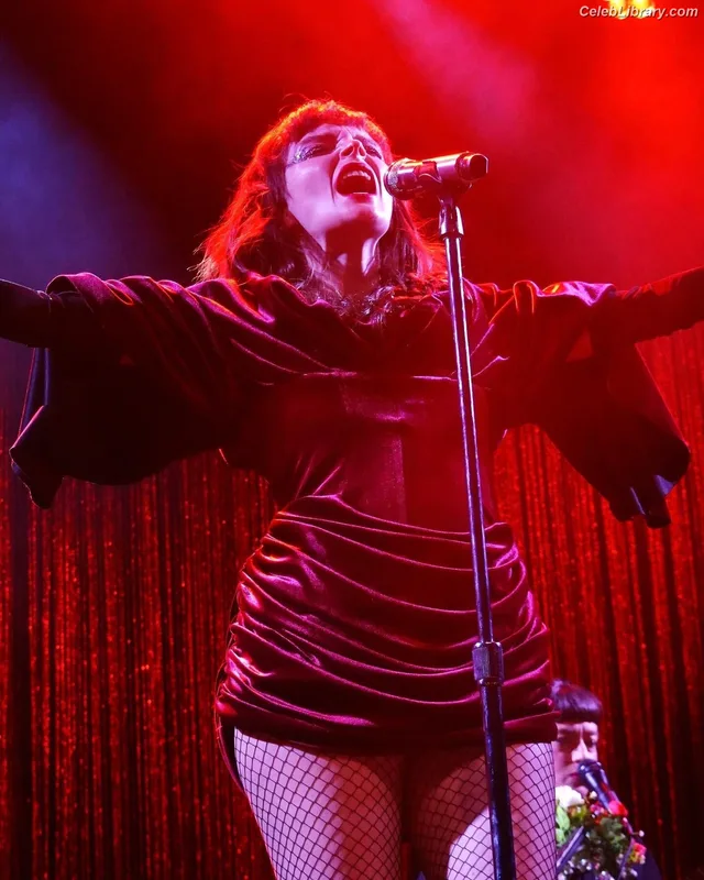 Lauren Mayberry photo 24 of 1227
