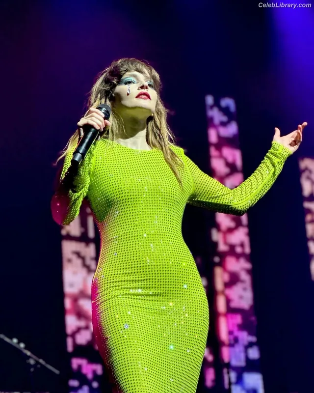 Lauren Mayberry photo 12 of 1227