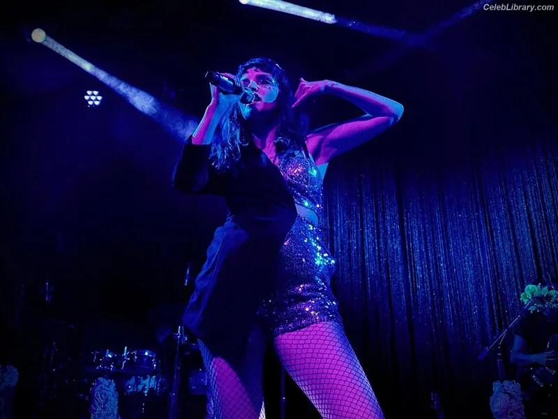 Lauren Mayberry photo 13 of 1227