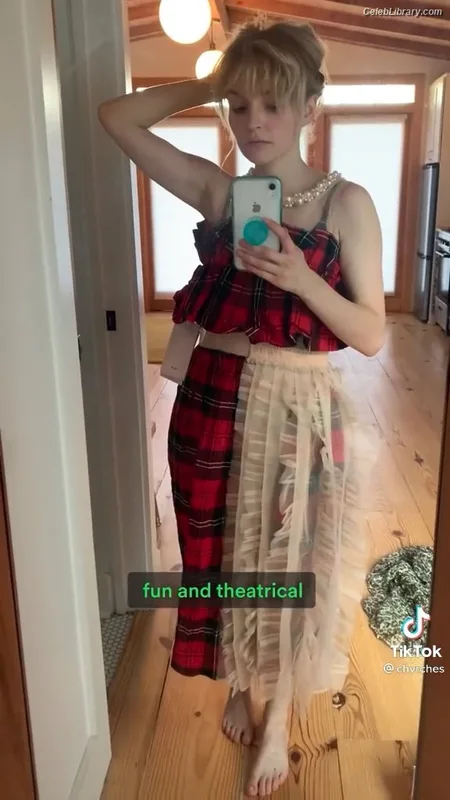 Lauren Mayberry photo 21 of 1227