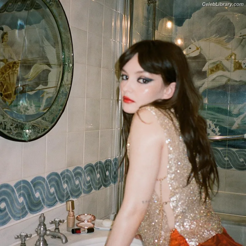 Lauren Mayberry photo 6 of 1227
