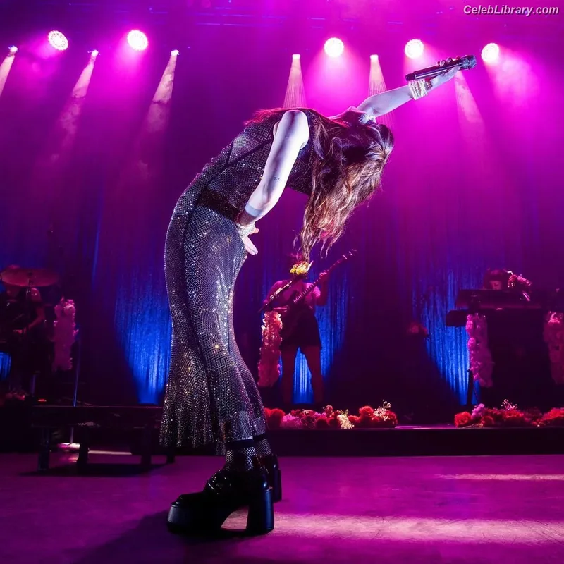 Lauren Mayberry photo 18 of 1227