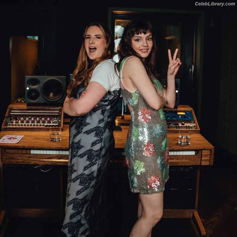 Lauren Mayberry photo 22 of 1227