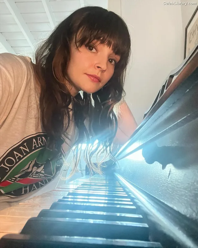 Lauren Mayberry photo 23 of 1227