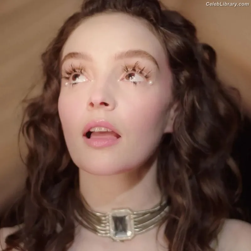Lauren Mayberry photo 1 of 1227