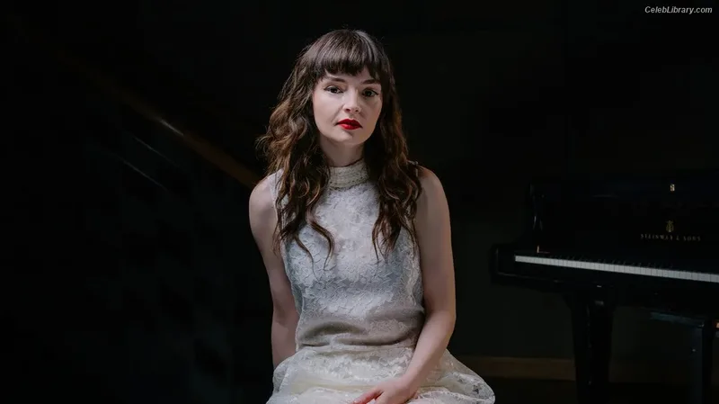 Lauren Mayberry photo 10 of 1227