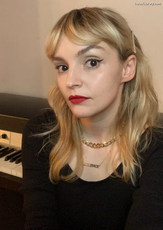 Lauren Mayberry photo 2 of 1227