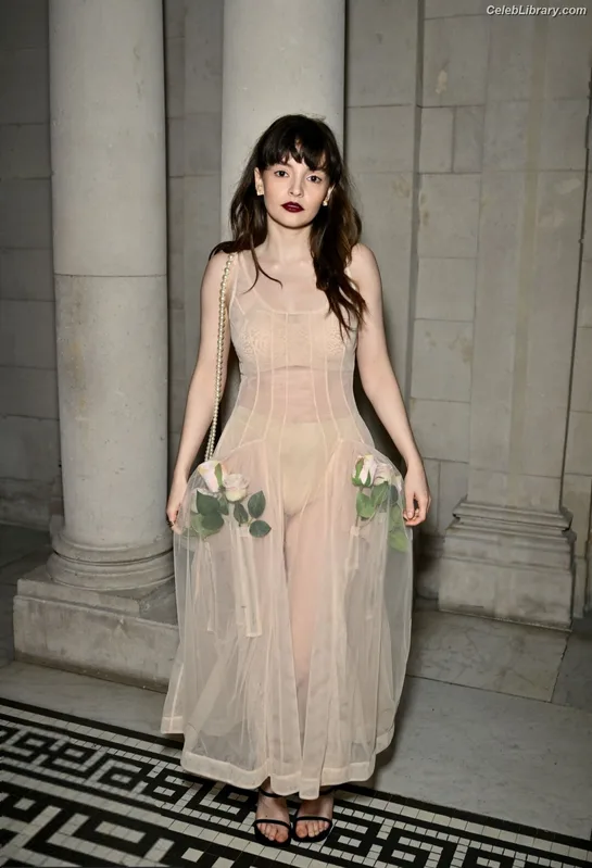 Lauren Mayberry photo 9 of 1227