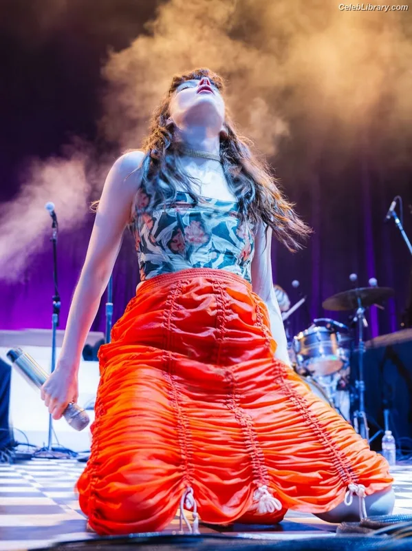 Lauren Mayberry photo 13 of 1227