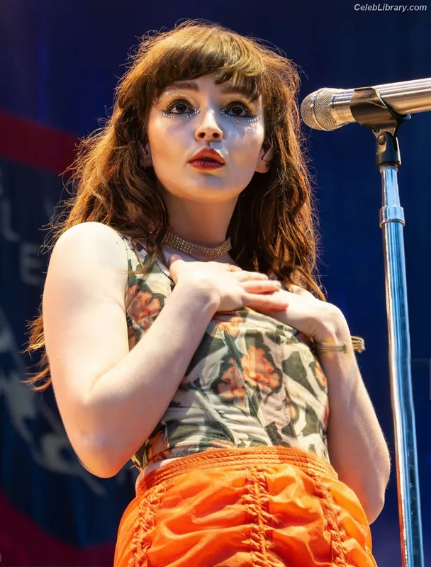 Lauren Mayberry photo 14 of 1227