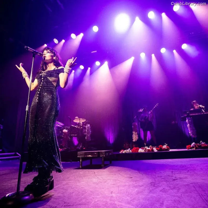 Lauren Mayberry photo 22 of 1227
