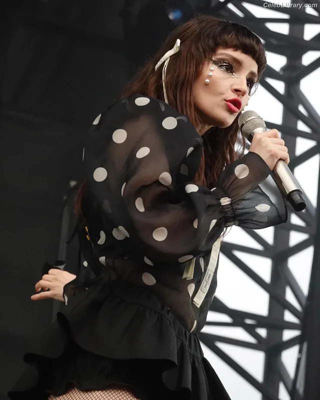 Lauren Mayberry photo 2 of 1227