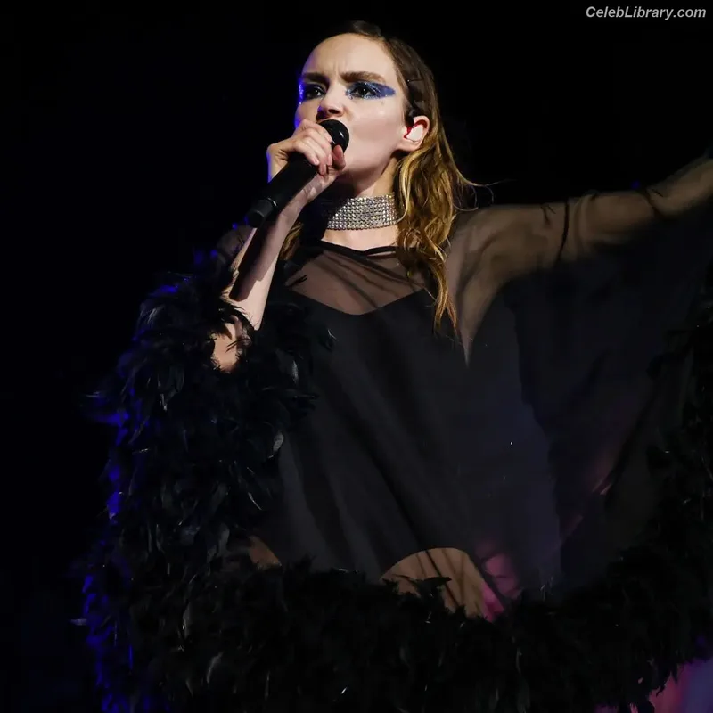 Lauren Mayberry photo 10 of 1227