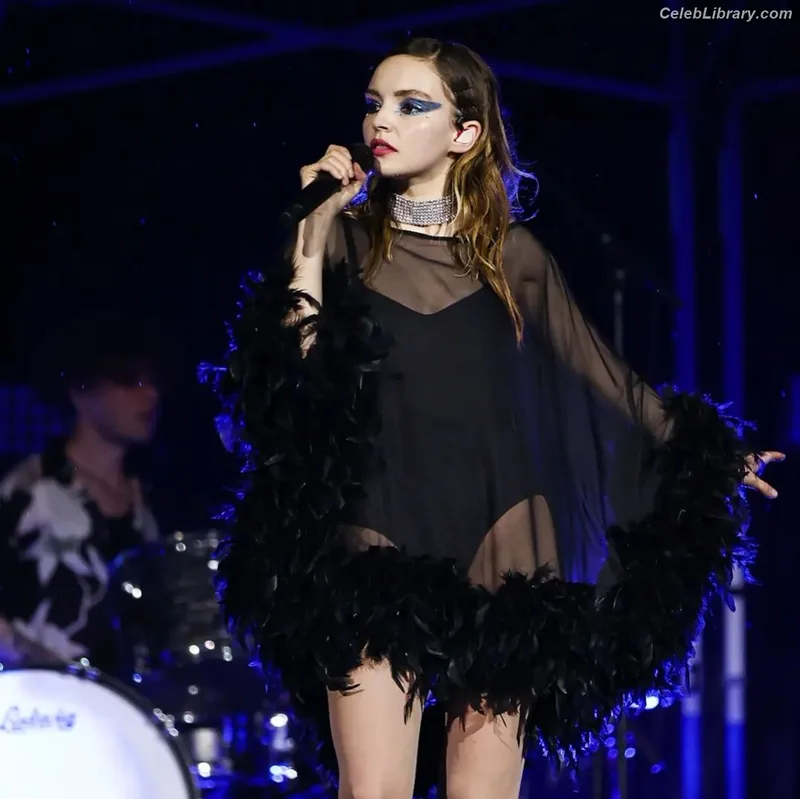 Lauren Mayberry photo 12 of 1227