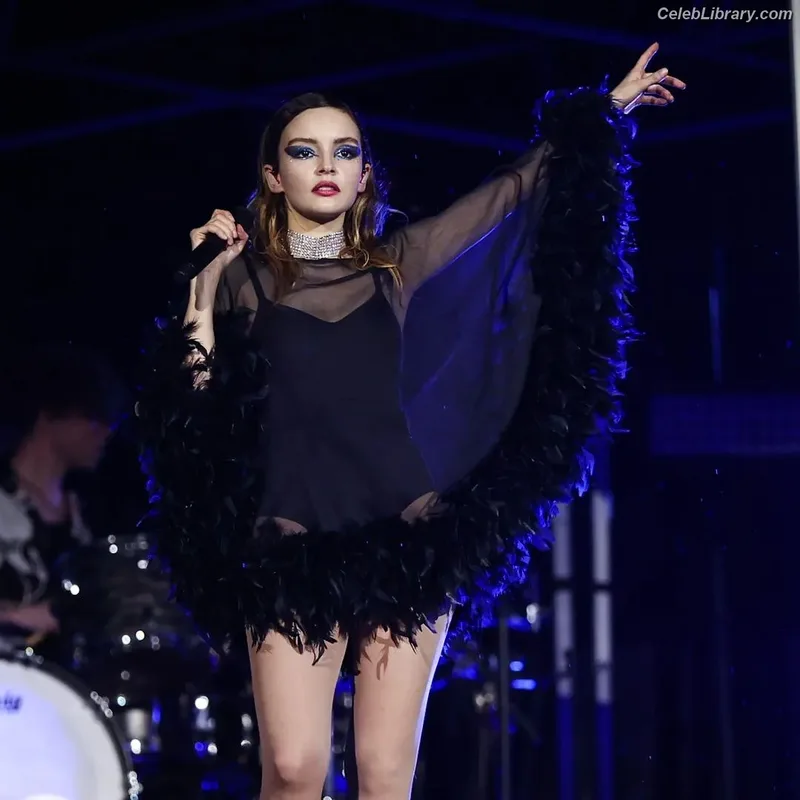 Lauren Mayberry photo 13 of 1227