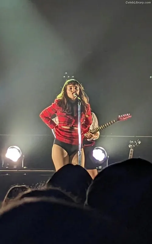 Lauren Mayberry photo 16 of 1227