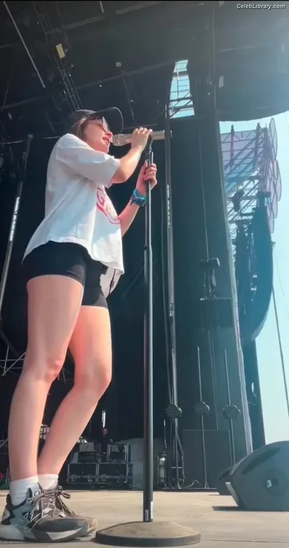 Lauren Mayberry photo 21 of 1227