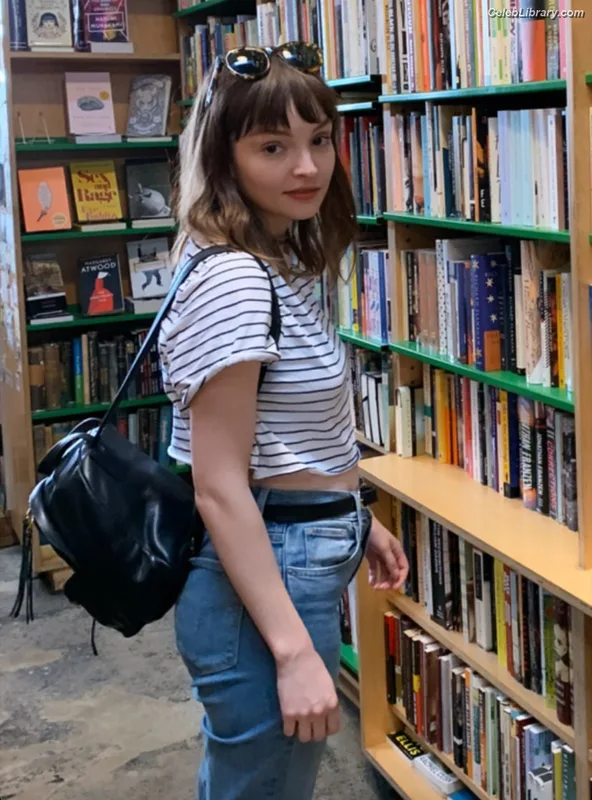 Lauren Mayberry photo 4 of 1227