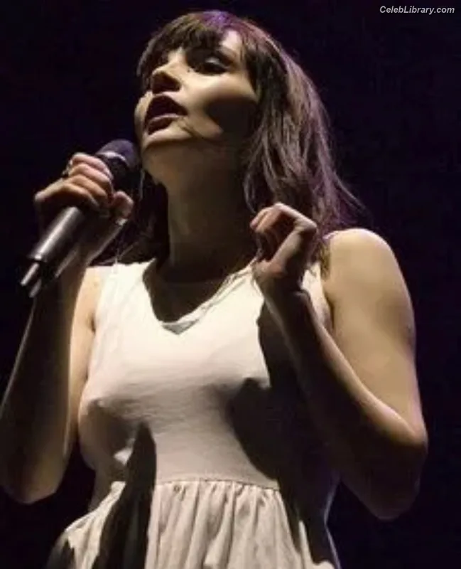 Lauren Mayberry photo 8 of 1227